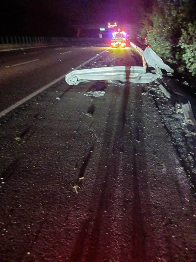 国3北上126公里后龙镇大山段发生大型联接车失控衝落边坡翻覆，车体散落物布满外侧车道。（读者提供／谢明俊苗栗传真）