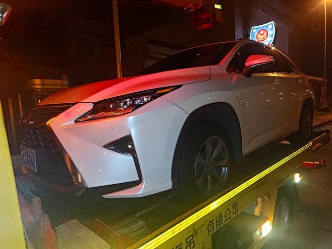 国3北上126公里后龙镇大山段发生大型联接车失控衝落边坡翻覆，车体散落物布满外侧车道，波及一部轿车。（读者提供／谢明俊苗栗传真）