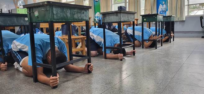 当地震来临时，学生防护要领是趴下、掩护、稳住。（教育部提供／林志成台北传真）