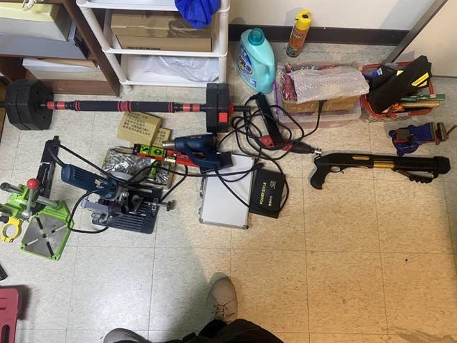 玉里医院医师涉嫌在网路购买改造枪枝与工具。（警方提供／王志伟花莲传真）