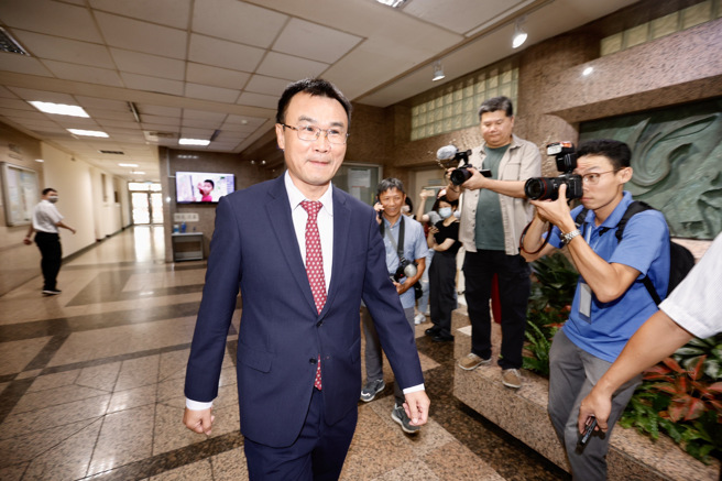 进口蛋争议愈演愈烈，农业部长陈吉仲昨日在脸书宣布决定请辞。20日陈吉仲出席公开活动时受访，再度表示个人去留不重要。（陈信翰摄）