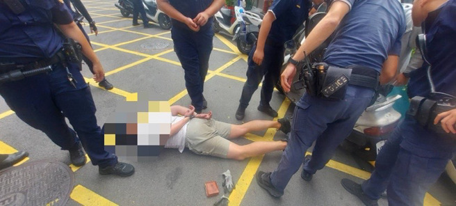 新北五股觀音山凌雲路上的「達摩洞」，今（20）日上午驚傳隨機砍人，警方調查有7民眾受傷。（照片 / 劉詠韻翻攝）