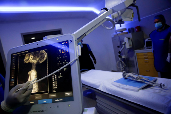 「千年外星人」遗骸19日送交机构进行X光扫描。（图／路透社）