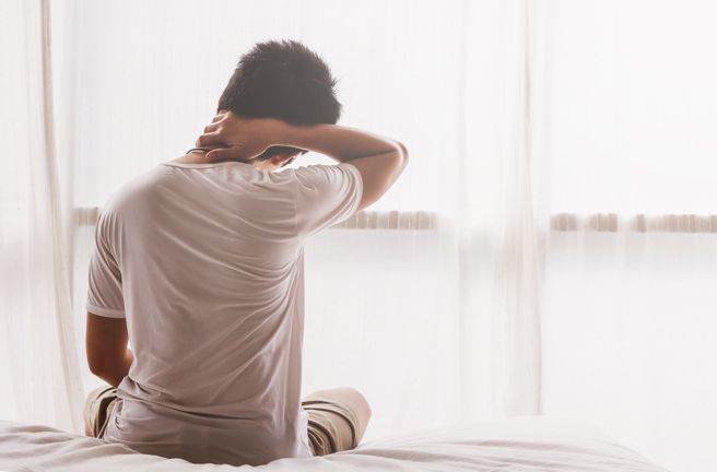 一名男子因肩颈不适就医，原以为是落枕导致，经回诊检查后才发现，原来动脉血管已经硬化。(示意图/ Shutterstock )