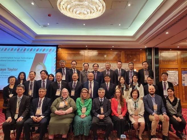 教育部次长刘孟奇（右五）与技职司长杨玉惠（右三）率台湾12所科技大学代表前往英国进行技职教育交流。（教育部提供／林志成台北传真）