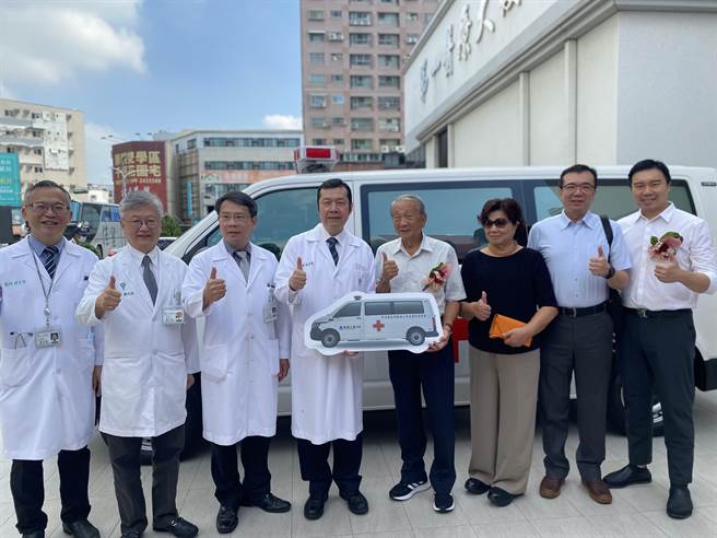 华庆工业股份有限公司董事长陈瑞坡捐救护车给奇美医院，由院长林宏荣（左四）受赠。（曹婷婷摄）