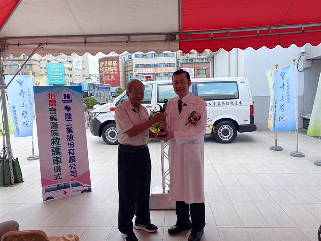 林宏荣院长赠送「荣耀天使」奖座给陈瑞坡董事长，盛讚「您是医院的天使」。（曹婷婷摄）