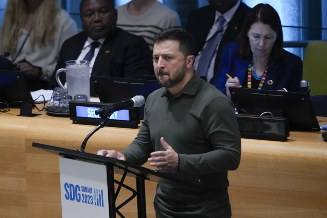 乌克兰总统泽伦斯基今天访问联合国，促世界坚决反对俄罗斯「种族灭绝」，他试图说服持怀疑态度的开发中国家，称基辅的胜利与他们息息相关。（图/美联社）