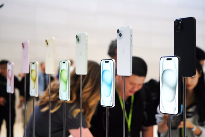 一名网友在超商目睹小学生都拿iPhone 。图为苹果近日推出iPhone 15系列。（新华社）
