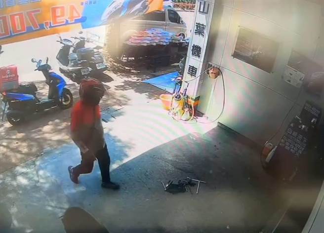 陈男调阅监视器发现，香菸竟是被送餐的外送员拿走。（警方提供）