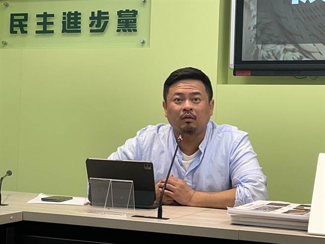 农业部长陈吉仲昨日请辞获准，行政院副院长郑文灿先前一句「政务官要为政策负责」，引发前绿阁员质疑是派系斗争。对此，民进党团副书记长洪申翰说，政务官需要为政策负责，这句话是天经地义，但呼吁不要做太多揣测。（蔡雯如摄）