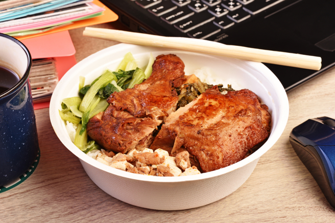 当拿到鸡腿便当时，你习惯先吃什么食物？（示意图／Shutterstock）