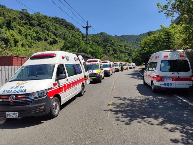 瑞芳爬山多人遭蜜蜂螯伤，新北消防派20车急救援。(新北市消防局提供)
