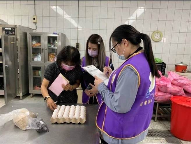 苗栗县府查核各校营养午餐使用鸡蛋情况。（苗栗县政府提供／李京升苗栗传真）