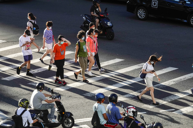 台灣人壽董事長鄭泰克談行人地獄：活得夠久都會遇到。(黃子明攝)