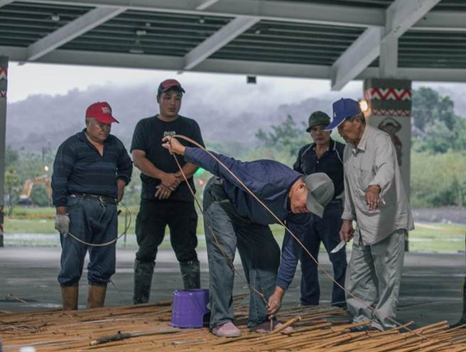 花莲县光復乡太巴塱部落推动传统Soraratan会所重建工程，由年轻族人向耆老学习传统工法。（花莲县政府原民处提供／罗亦晽花莲传真）