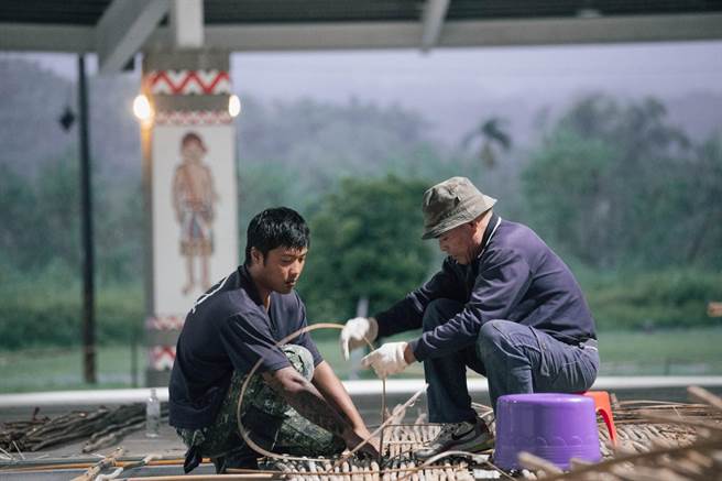 花莲县光復乡太巴塱部落推动传统Soraratan会所重建工程，由年轻族人向耆老学习传统工法。（花莲县政府原民处提供／罗亦晽花莲传真）