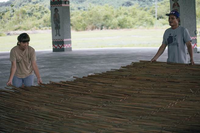 花莲县光復乡太巴塱部落推动传统Soraratan会所重建工程，由年轻族人向耆老学习传统工法。（花莲县政府原民处提供／罗亦晽花莲传真）