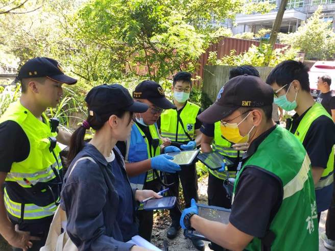 新北市瑞芳区八分寮步道有多名民眾疑似被虎头蜂攻击，新北市警消出动大批人马入山救援。（翻摄照片／张志康新北传真）