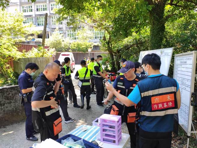 新北市瑞芳区八分寮步道有多名民眾疑似被虎头蜂攻击，新北市警消出动大批人马入山救援。（翻摄照片／张志康新北传真）