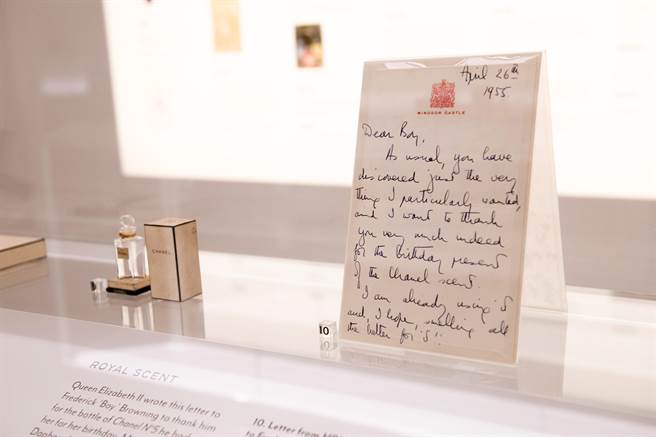 已逝之英國伊莉莎白女皇二世親手寫的感謝函。（CHANEL提供／黃唯淯台北傳真）