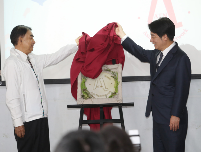 副总统赖清德（右）20日出席「亚洲步道联盟秘书处揭牌暨营运计画国际记者会」，并与台湾千里步道协会理事长张长义（左）一起完成揭牌仪式。（刘宗龙摄）