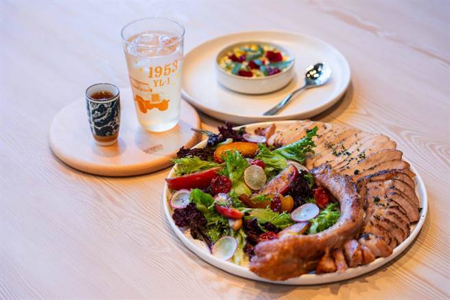 TOK尽兴食光以啄木鸟敲击树干的声响作为品牌名称，特色餐点包括「嫩煎战斧猪排佐蜜苹果」，标榜西式餐点融入亚洲风味。（石智中摄）