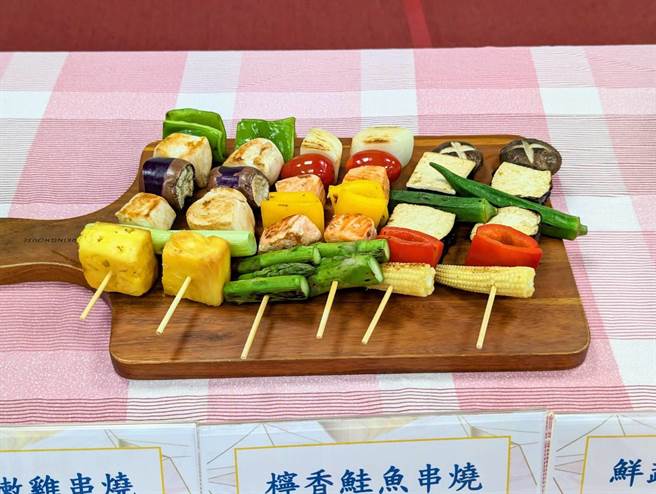 用多彩蔬果做出的串烧，让中秋烤肉吃得健康又饱足。（张志康摄）