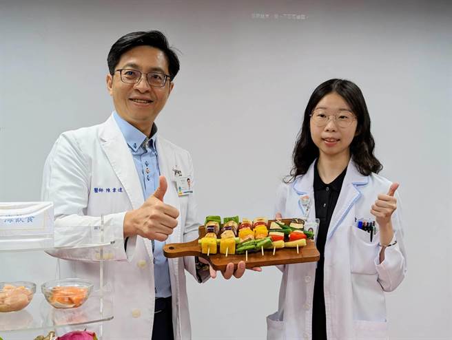 部立基隆医院副院长陈韦达（左）与营养师林钰庭（右）共同介绍中秋烤肉也能吃得健康。（张志康摄）