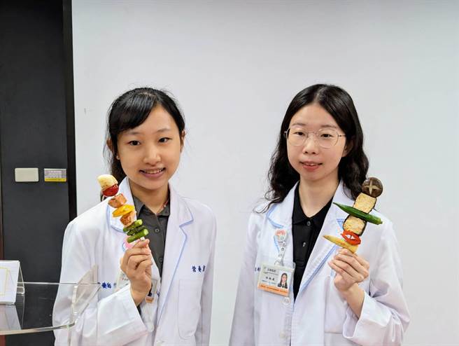 部立基隆医院营养师林钰庭（右）与营养师杨琇羽（左）共同介绍中秋烤肉也能吃得健康。（张志康摄）