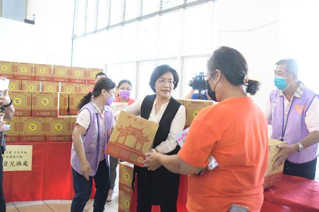 彰化县长王惠美（中）发放物资，并预祝受赠民眾中秋快乐。（孙英哲摄）