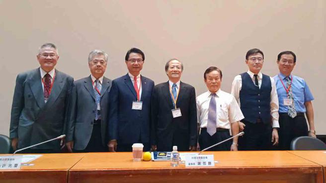 律师许兆庆(左三)认为未来主管机关如有新核定之有价证券，应合乎刑罚法禁止溯及既往原则，向后发生刑事规制之效力，使得维护证券市场交易安全与秩序之同时，兼顾人权之保障。（图片来源：台湾法学基金会提供）