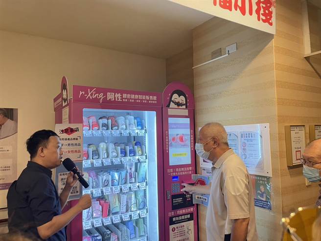 新竹榮民之家今與業者簽約，宣布啟用情趣用品販賣機。（新竹榮家提供／王惠慧新竹傳真）