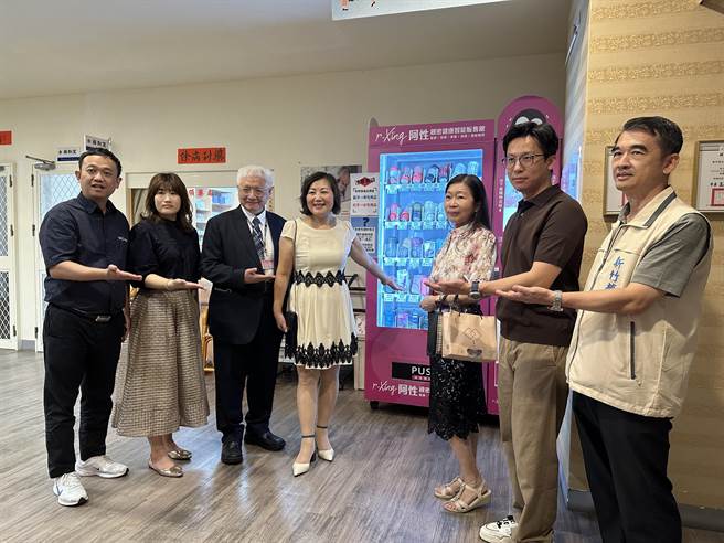 新竹榮民之家今與業者簽約，宣布啟用情趣用品販賣機。（新竹榮家提供／王惠慧新竹傳真）
