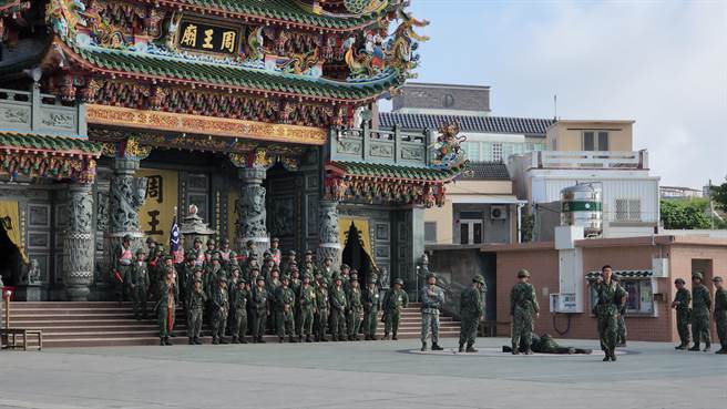 召员一早出门行军完，在庙口留下团体照。（许逸民摄）