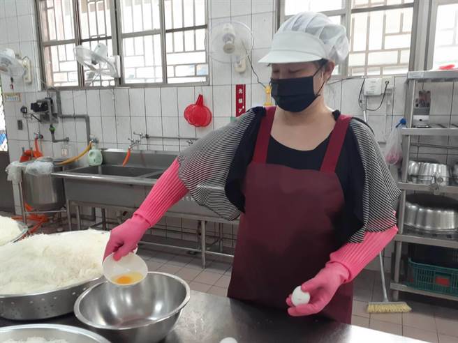 嘉义市国中小学校午餐用洗选蛋，为食安把关。（嘉义市政府提供／廖素慧嘉市传真）