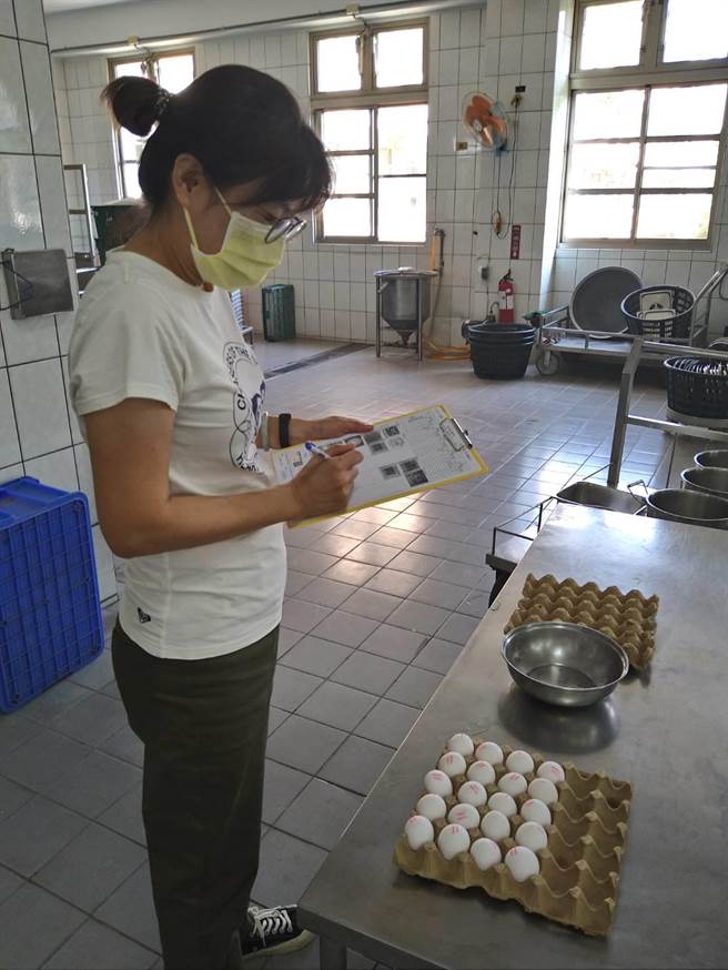 嘉义市政府查验国中小学校午餐蛋品溯源标章。（嘉义市政府提供／廖素慧嘉市传真）