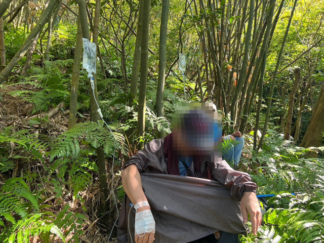 救護人員為被虎頭蜂攻擊的民眾建立靜脈輸液補充體液。（新北消防局提供）