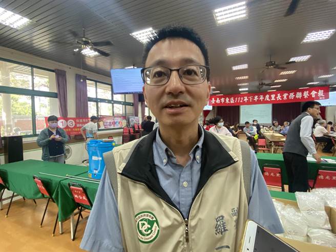 罗一钧说明台南登革热疫情防治现况，强调防疫重点在「二沟二器」。（曹婷婷摄）