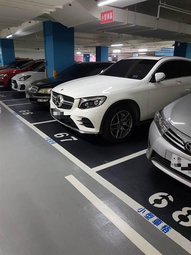 南崁公一停车场遭民眾抱怨有些车格过小，停车相当不便，交通局与公所会勘后，于部分楼层制作牌面、地上喷漆，标示「小型车区」提醒民眾。（桃园市交通局提供／陈梦茹桃园传真）