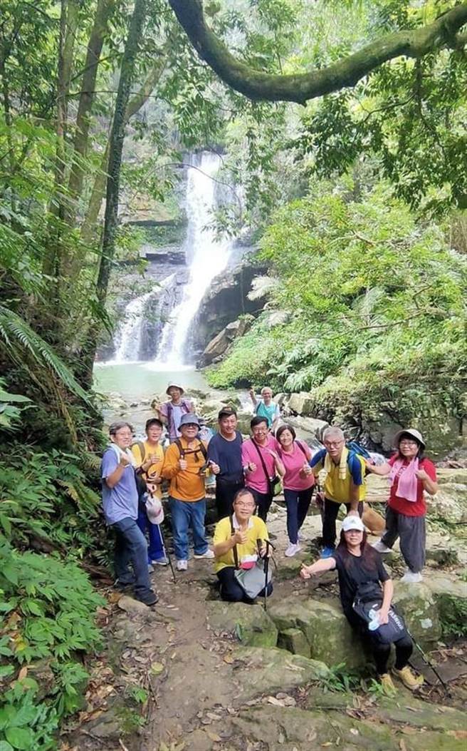 鱼池乡涩水森林步道沿途可见茶园、蓊郁森林及瀑布溪流等地貌，动植物物种丰富，终点水上瀑布是热门拍照景点。（陈秋坤提供／杨静茹南投传真）
