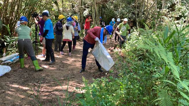 涩水社区每年号召生态志工参加「手作步道工作假期」，以人力方式就地取材修筑并改善步道。（杨静茹摄）