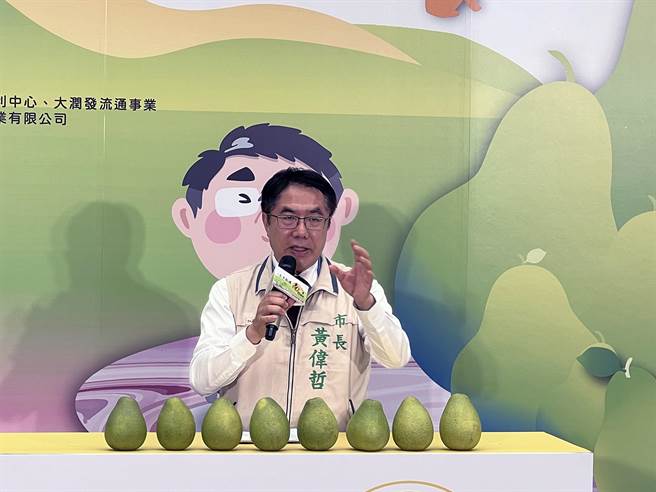 台南市长黄伟哲表示，未来消费者就近在日常生活圈即能购买台南文旦，不需舟车劳顿跑到原产地，呼吁大家把握时机品尝最优质、价格最公道的台南文旦。（洪荣志摄）