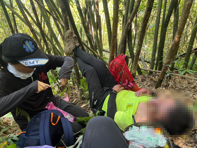 瑞芳登山虎头蜂群攻酿11伤，其中有2人突然无呼吸心跳，送医抢救宣告不治。（新北消防局提供）