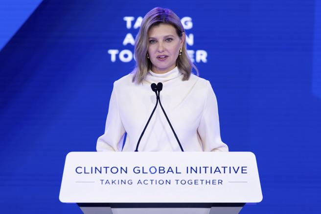 欧伦娜‧泽伦斯基19日出席柯林顿全球论坛（Clinton Global Initiative）接受颁奖的画面。（图／美联社）