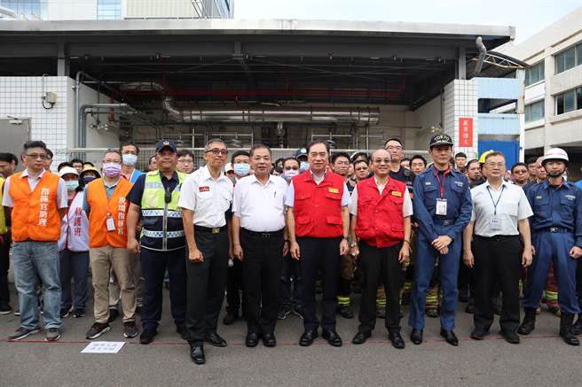 新竹县政府于竹科联颖光电举办大规模震灾救灾动员演练暨灾害防救演习。（邱立雅摄）