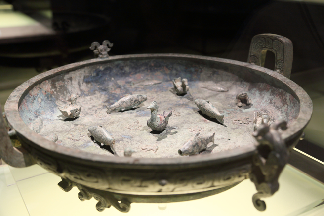 春秋五霸之一「晋文公」特制青铜礼器作为女儿嫁妆，盘上用鸟、龟、鱼等动物装饰，宛如一座水上动物园。(图/达志影像)