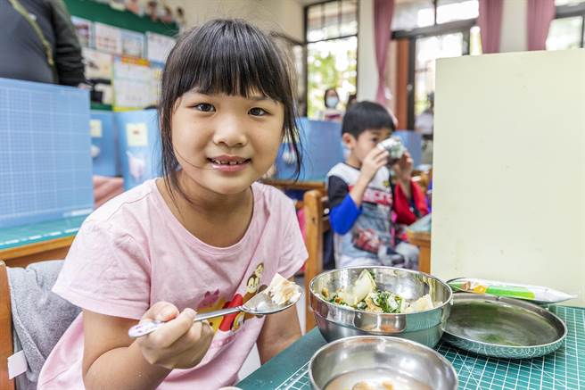 新竹县国中小免费营养午餐，规定食材都要有「3章1Q」，严格标准检视使用的蛋源，并禁用液蛋，维护学生的饮食安全。（罗浚滨摄）