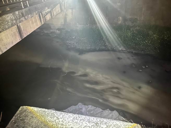 台中检警调查，4家公司委托环保公司张姓父子，涉嫌以软管衔接槽车车槽，将污染物排至乌日番仔园圳逾10年，偷排金属、强酸、废油等，因紧邻农田，认为破坏生态颇鉅。（保七第三大队提供／张妍溱台中传真）