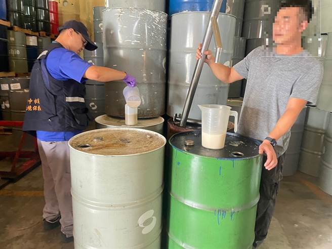 台中检警到不法业者工厂搜索，当场查获废切削油及废切削油水证物。（保七第三大队提供／张妍溱台中传真）